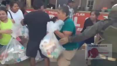 Morena y CJNG reparten vivieres a los afectados en Veracruz