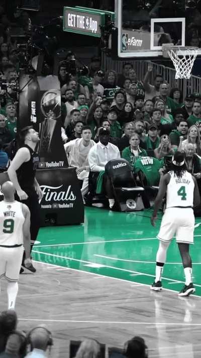 Jrue with a no look pass to DWhite. 