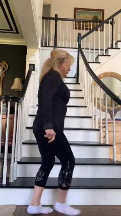 HMC while i dance on stairs