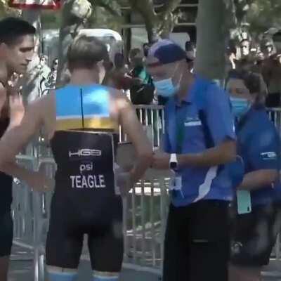 When Spanish triathlete Diego Méntriga noticed that British triathlete James Teagle went the wrong way before finish line of Santander Triathlon,Mentriga waited for him so he could take what he says is his deserved 3rd place.“He was in front of me the who