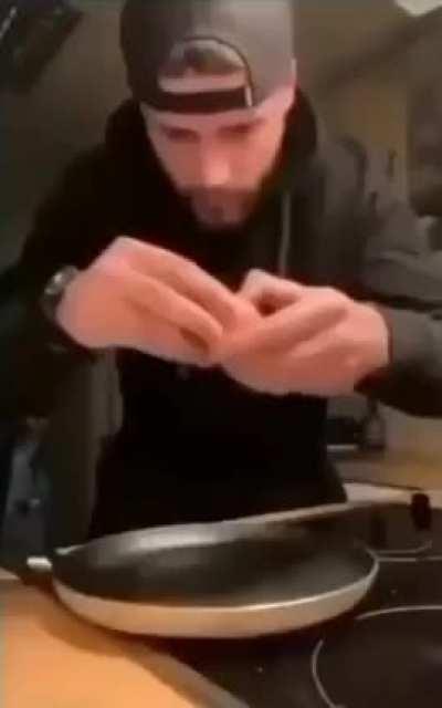 Yoshi-meleon, the pan stealer