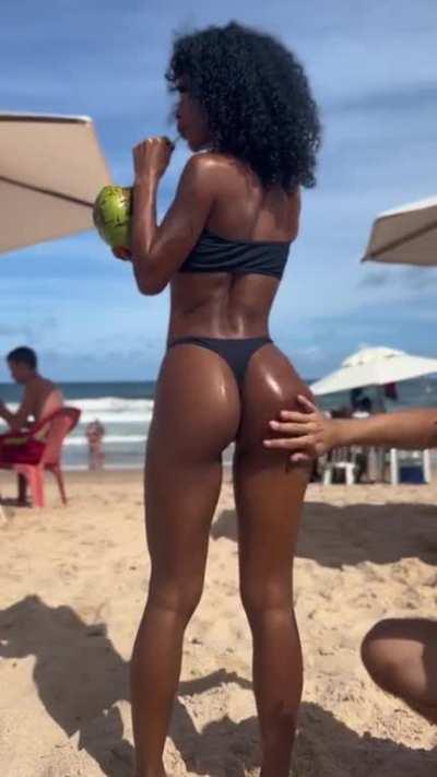 Olha a bunda dessa preta