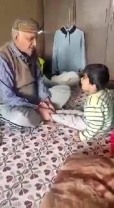 A small kid speeks full Hanuman Chalisa with Grandparent