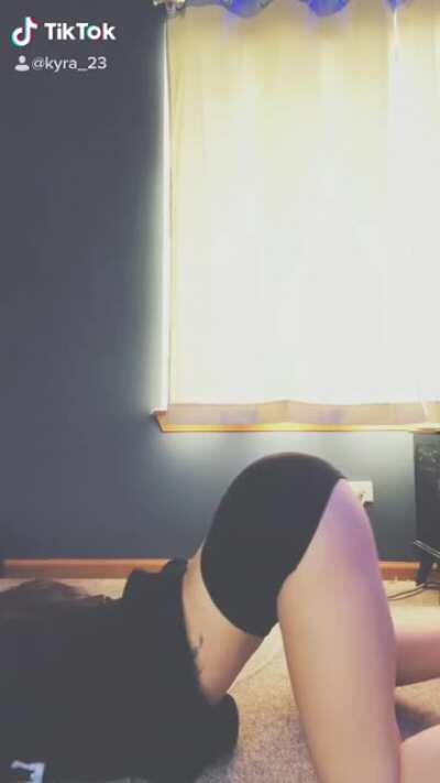 @kyra_23 // Age: 18 // Gah damn