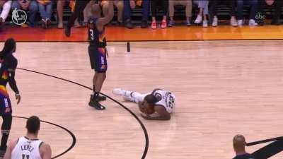 [Highlight] CP3 waves off the ref after fouling Middleton