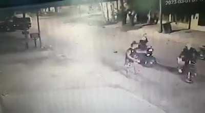 [QUILMES] Chorros atropellan a un pibe en bicicleta para afanarle