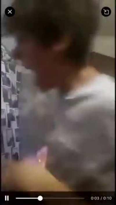 Garoto de 13 anos + esqueiro = um bom meme para internet