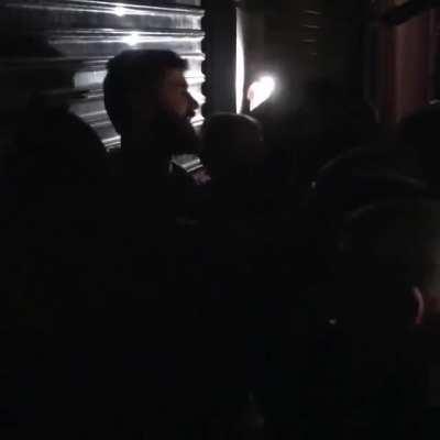 Diyarbakır'da bir mağaza izdiham olmasın diye indirimi gece yarısı başlattı. Polis, kalabalığı elektriği kestirerek dağıttı.