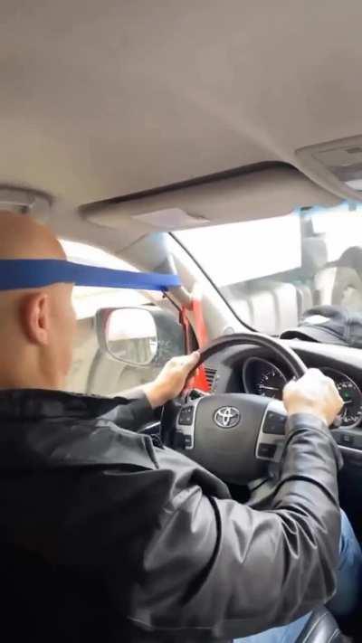 This guy doesn't waste any time even in traffic 