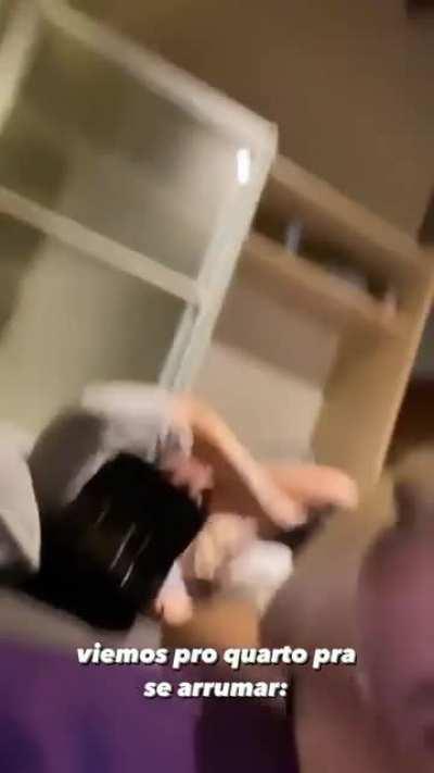 Taina Costa mostra peito