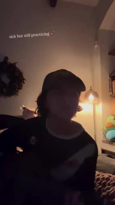 Isabela singing on her Instagram stories