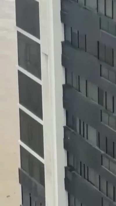 Guy jumps from 17th floor in Ecuador