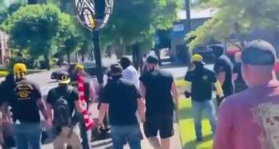 Wenn zwei Gruppen von Faschisten sich treffen.