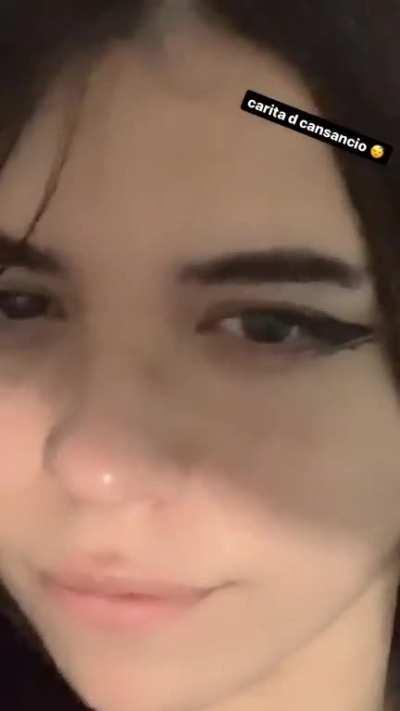 ojalá tenerla en la cama todo el día y llenarle la cara de semen