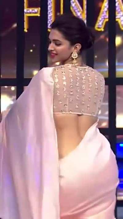 Does Deepika Padukone shake it well? 🔥