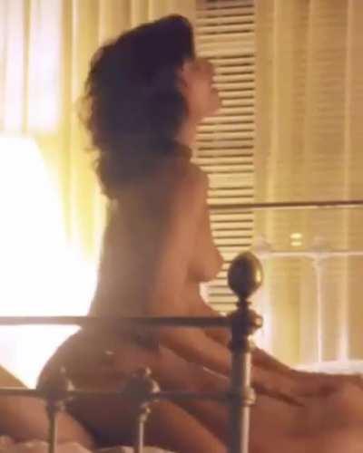 Alison Brie 👉🏼⬆️