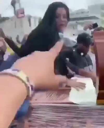 Now, I ain't sayin' she a Gold Digger...