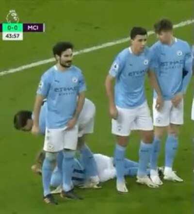 Ruben Dias moving Zinchenko by the neck