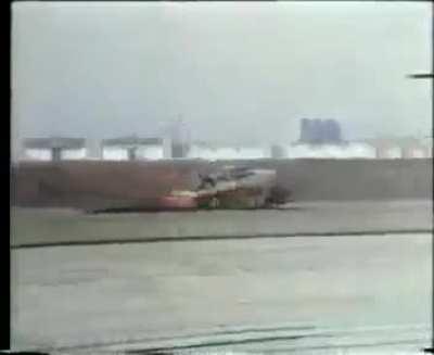 Publicidad de 1974 - Tiran una Ford F100 desde un avión