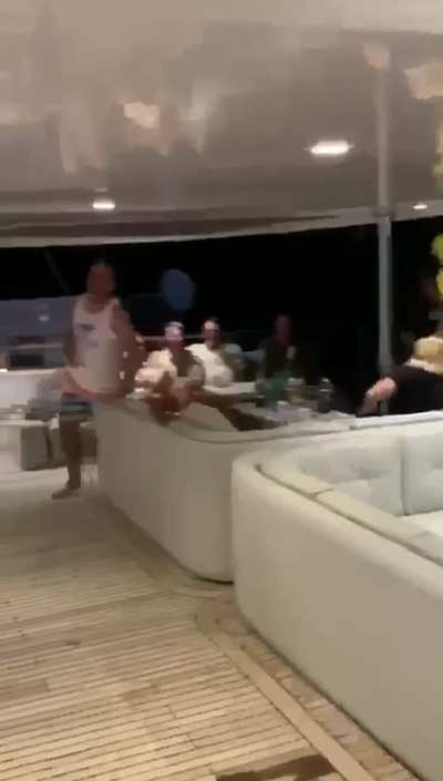 Public blowjob at a yacht party [0:39]