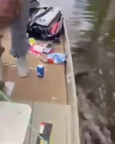 To throw the fish