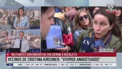 Manifestantes a favor de CFK agreden a vecina de Recoleta durante una entrevista