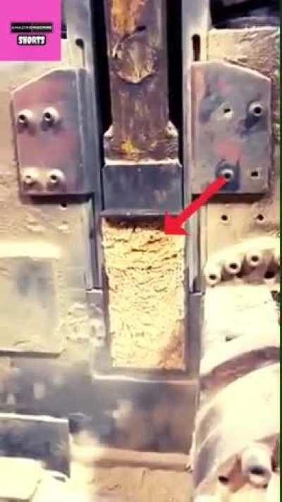 This is how a compressing machine works.