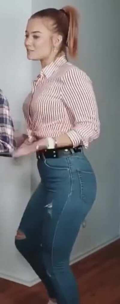 Julias sexy Arsch in Bewegung