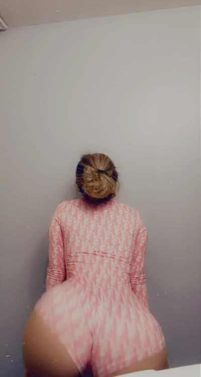 I throw that ass back to see if he gon catch it