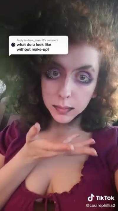 When God gives you the face of a renascence beauty but you prefer the Beatle Juice look 🤦‍♀️