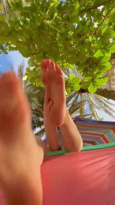 Take a moment and relax under my soles, Monday’s are stressful ☺️