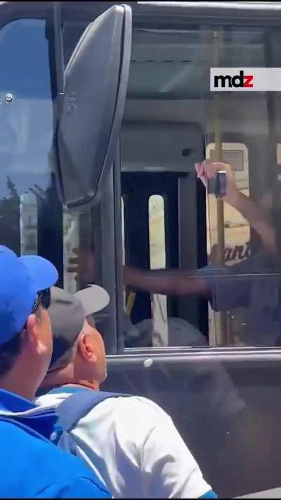 Marcha de la CGT: Manifestantes insultan a un chófer de colectivo