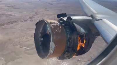 美联航一架波音777-200客机发动机空中起火，看着太吓人了