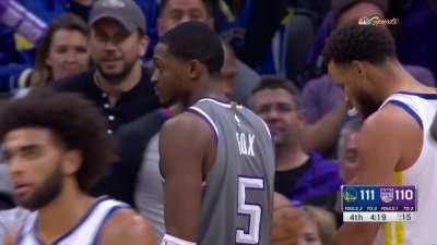 [Highlight] De'Aaron Fox flies high and blocks a Steph Curry 3 attempt