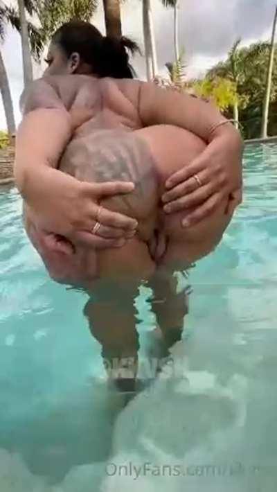 Pool💛Her full, up to date OF content folder⬇️