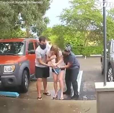 Just randomly giving birth on a street. not a big deal