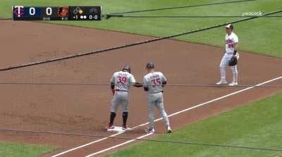 [Highlight] [Highlight] Cedric Mullins shows off his functional groin as he climbs the wall to make a spectacular grab off a Buxton rocket