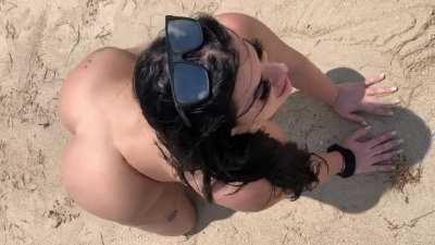Big booty on the beach. Mega link in the comments.