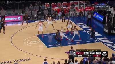 [Highlight] Randle hits a step back 2 as the Knicks take the lead