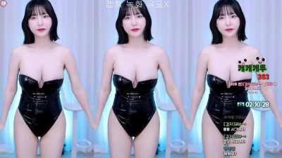 y970308 dances a medley, plus some clothing adjustment