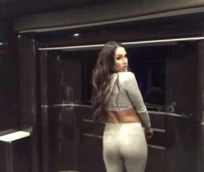 That time Nikki Bella celebrated her Youtube Subscribers, by shaking and wiggling that hot Ass