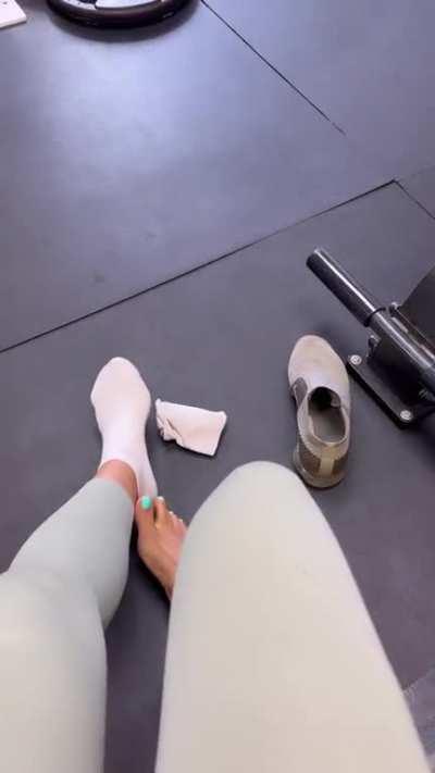 Sweaty gym feet 🤤🥵