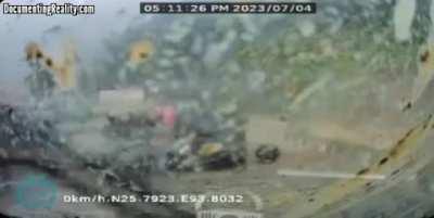 People in car Crushed by falling boulderâ¦