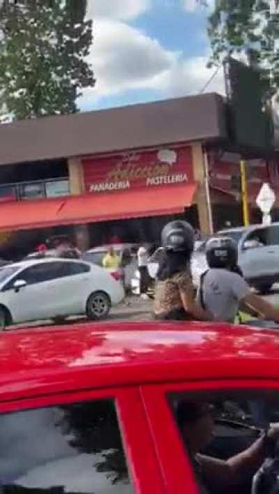 Ciudadanos de Cali se enfrentan a la minga indígena. Más disparos y machete (4to vídeo)
