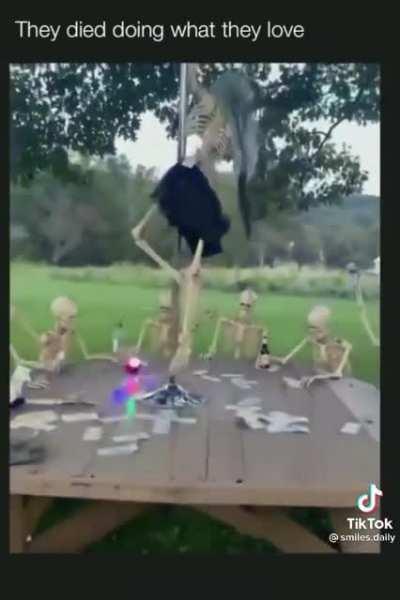 it it spoopy season my doods