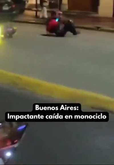 Joven intentó saltar el divisor de la bicisenda con su monociclo y se dio terrible palo