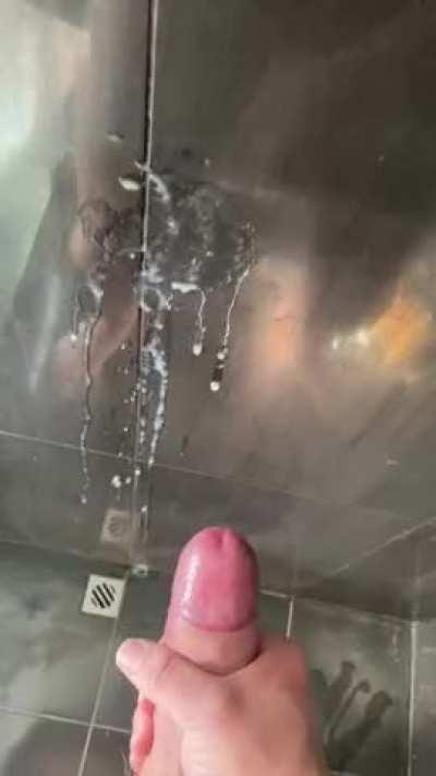 Blowing a load in the gym shower 💦