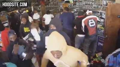 Looters in Chicago Ransack Store