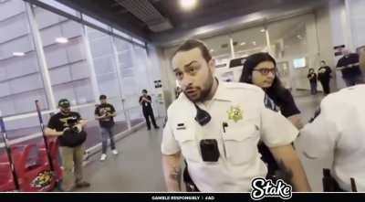 Mall cops freaks out on predator catchers after they try to assault predator 👏🏻