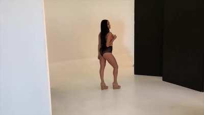 Throwback: Prime Nikki Bella wiggling that ass and showing off